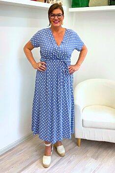 Modré šaty s puntíky