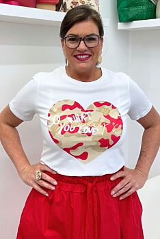 Bílé tričko s červeným srdcem