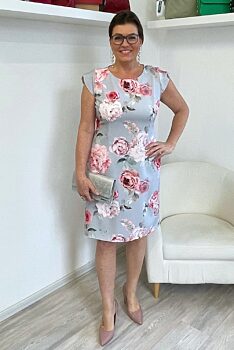 Šedé  pouzdrové šaty s růžovými květy Petrina