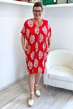 Červené letní šaty s bílým vzorem