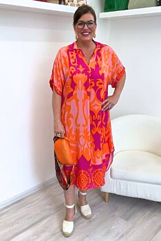 Oranžové letní šaty s fuchsiovým a růžovým vzorem