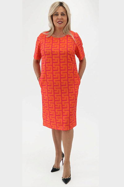 Oranžové pouzdrové šaty se vzory Roxana Mean