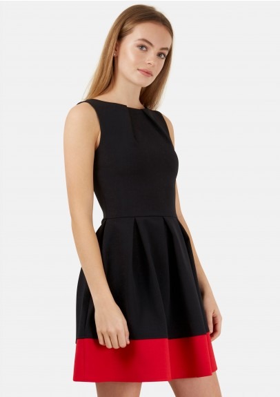 Černé šaty s červeným pruhem Closet Marta